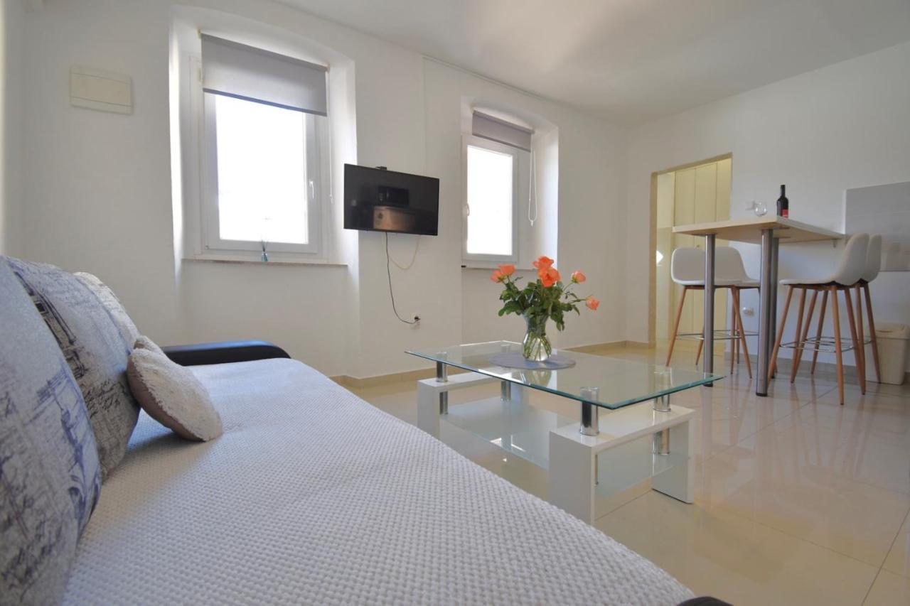 City Centre Apartment With Terrace 2 Πούλα Εξωτερικό φωτογραφία