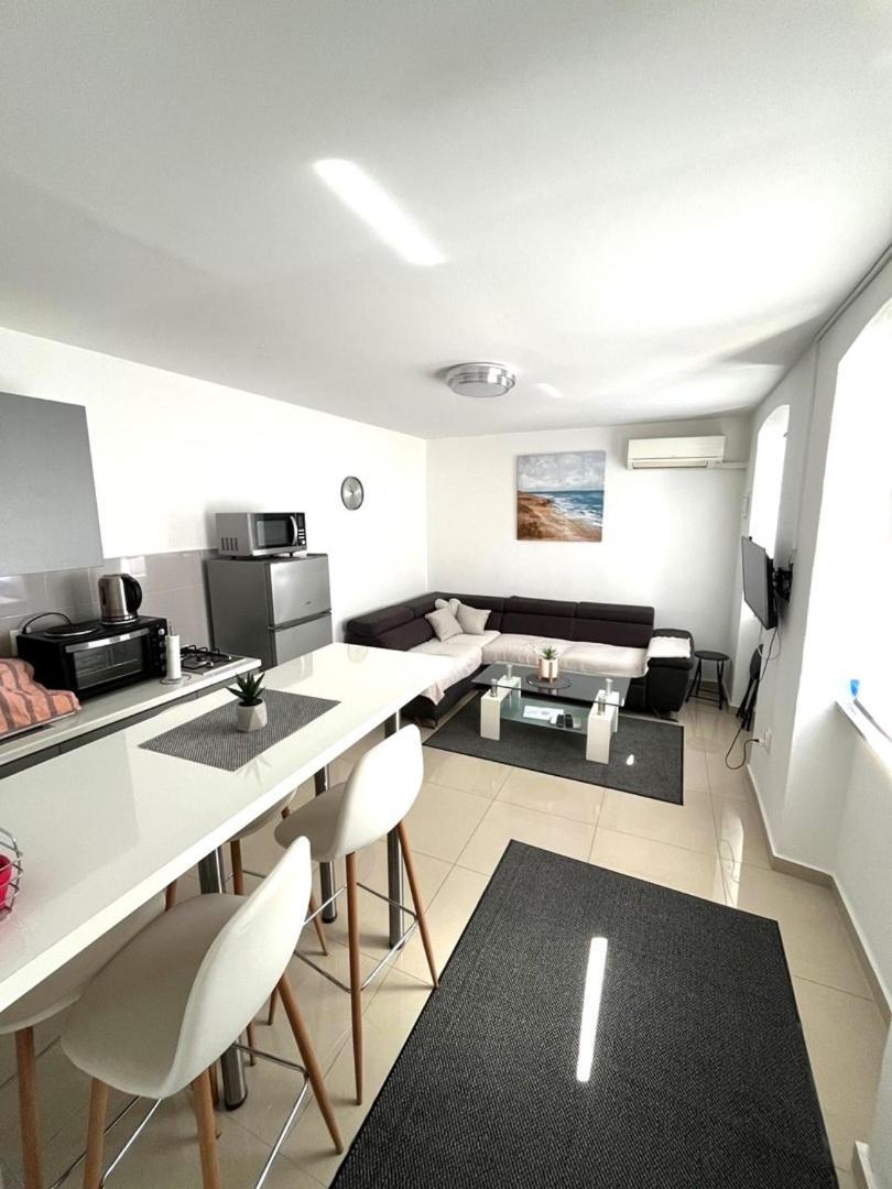 City Centre Apartment With Terrace 2 Πούλα Εξωτερικό φωτογραφία